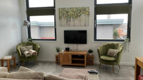 SWANSEA BAY, MARINA & ARENA VIEW Mins to Beach & City FREE PARKING